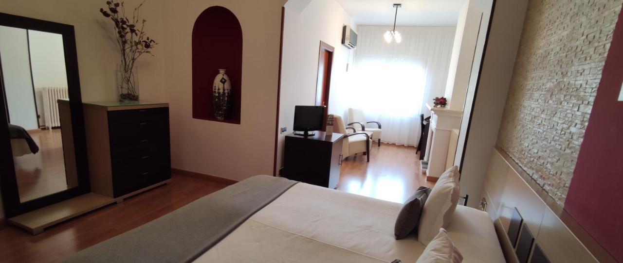 Hotel Segle XX Tremp Zewnętrze zdjęcie