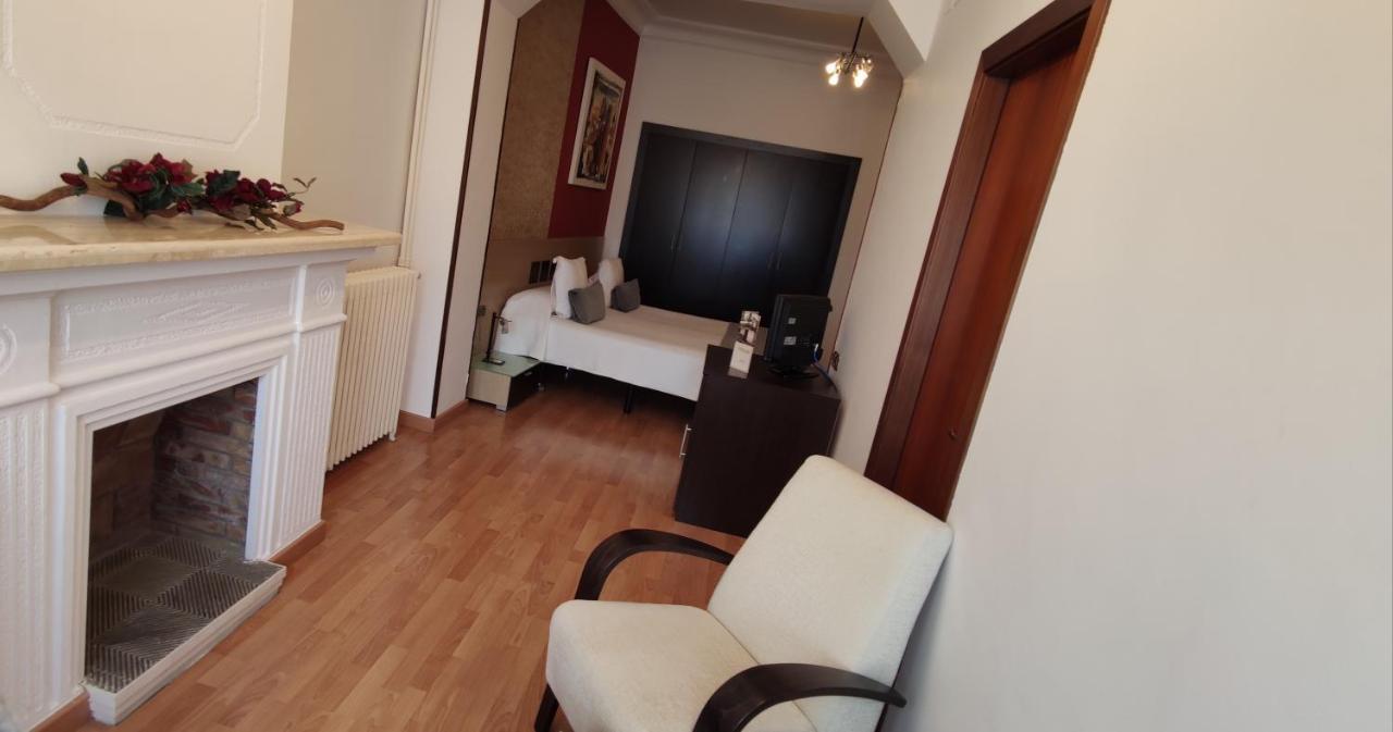 Hotel Segle XX Tremp Zewnętrze zdjęcie