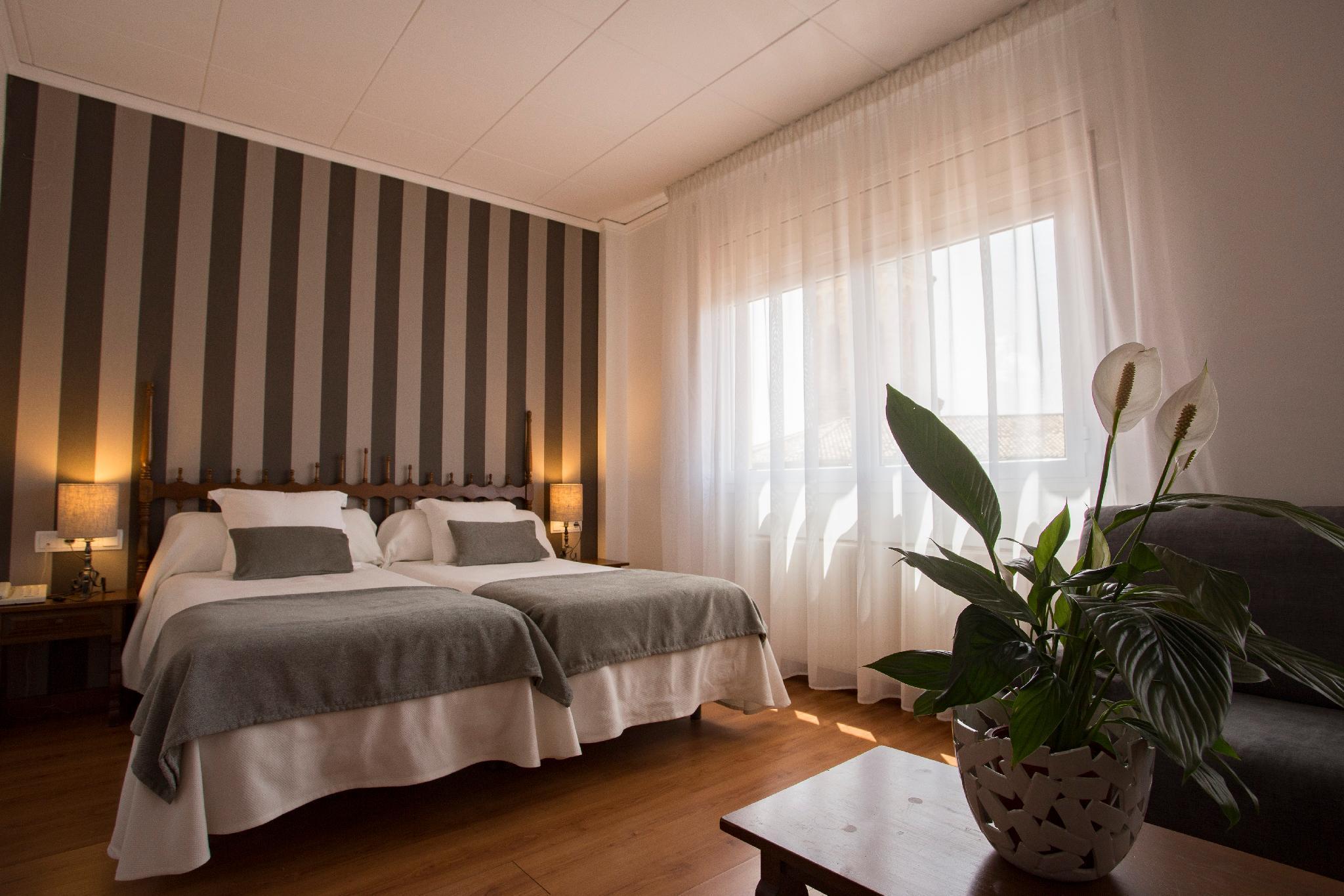 Hotel Segle XX Tremp Zewnętrze zdjęcie