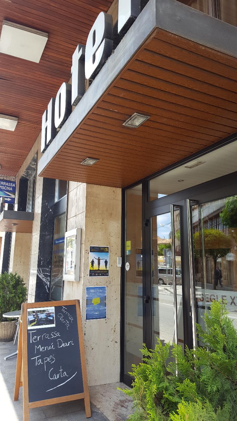 Hotel Segle XX Tremp Zewnętrze zdjęcie