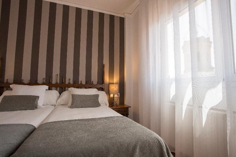 Hotel Segle XX Tremp Zewnętrze zdjęcie